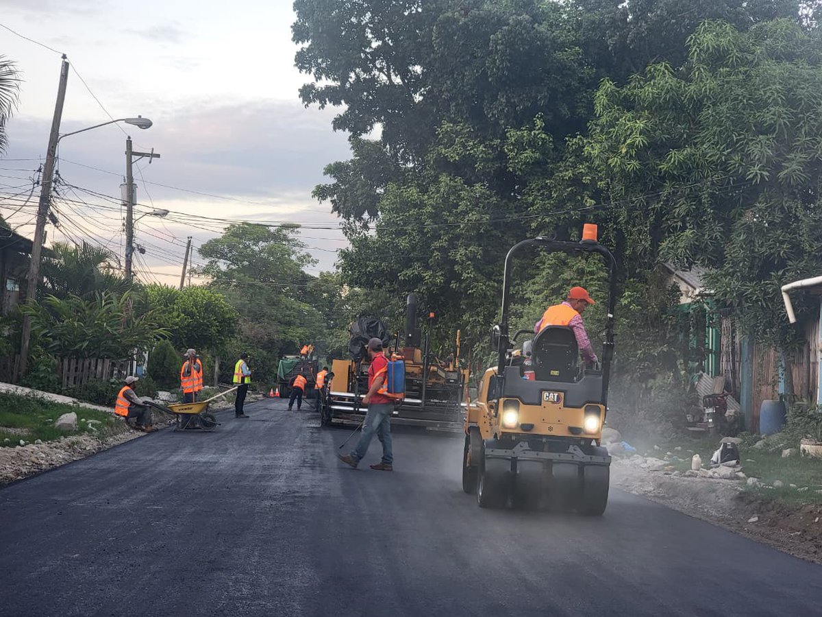 warren_ochoa's tweet photo. En la colonia Providencia, sector Chamelecón, amanecimos trabajando.
El programa de pavimentación del @FHIS_HN continúa cambiando la realidad de comunidades que por años estuvieron olvidadas y que hoy empiezan a respirar dignidad y esperanza.
Seguimos.  🇭🇳 #AdelanteConLaRefundacion