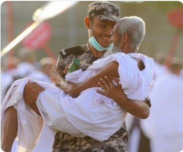 يا المعتمرحنا نعزك ونغليك 
ولاحتجتنا أبشر تشيلك يدينا
خدام وفد الله وبالروح نفديك
بأمرالملك سلمان في كل حينا
فالمملكة يامرحبا الله  يحييك
مبرور سعيك ياعسى الله يعينا
⁧#حجب_ردن⁩ 🇸🇦