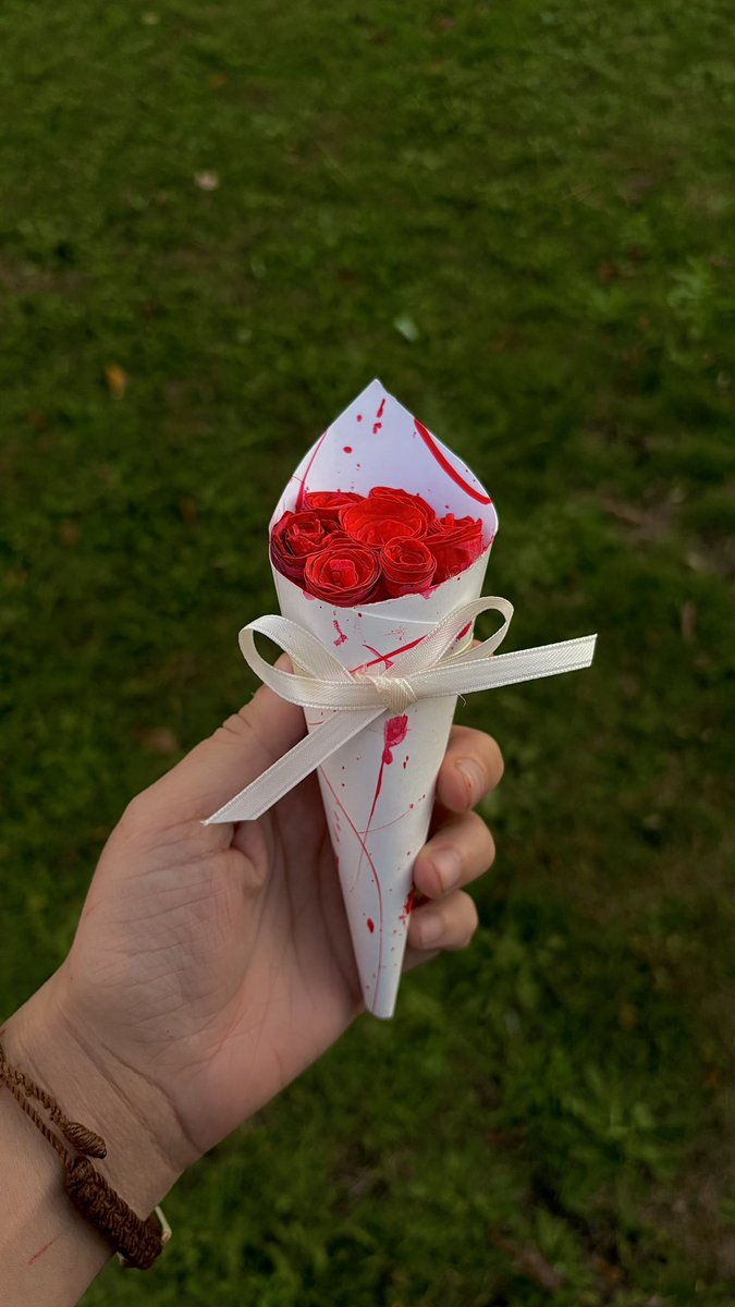 xalaskaskyx's tweet photo. i made a bloody rose paper bouquet❤️ https://t.co/gUN75h4MPk