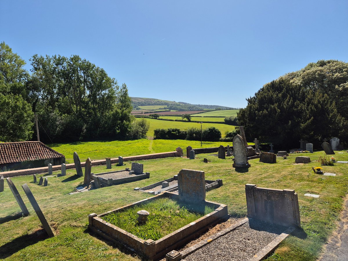TheHistoryMouse's tweet photo. The seemingly endless skies of this curious North Somerset hinterland. Truly #AtombWithAview #StMaryQuantoxhead #Somerset for #TombTuesday https://t.co/5RiTdgJd7h