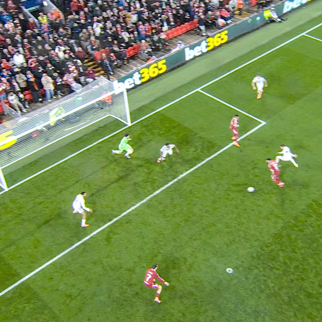 AnfieldFootball's tweet image. Salah HAS to score or pass it to Wirtz 😬