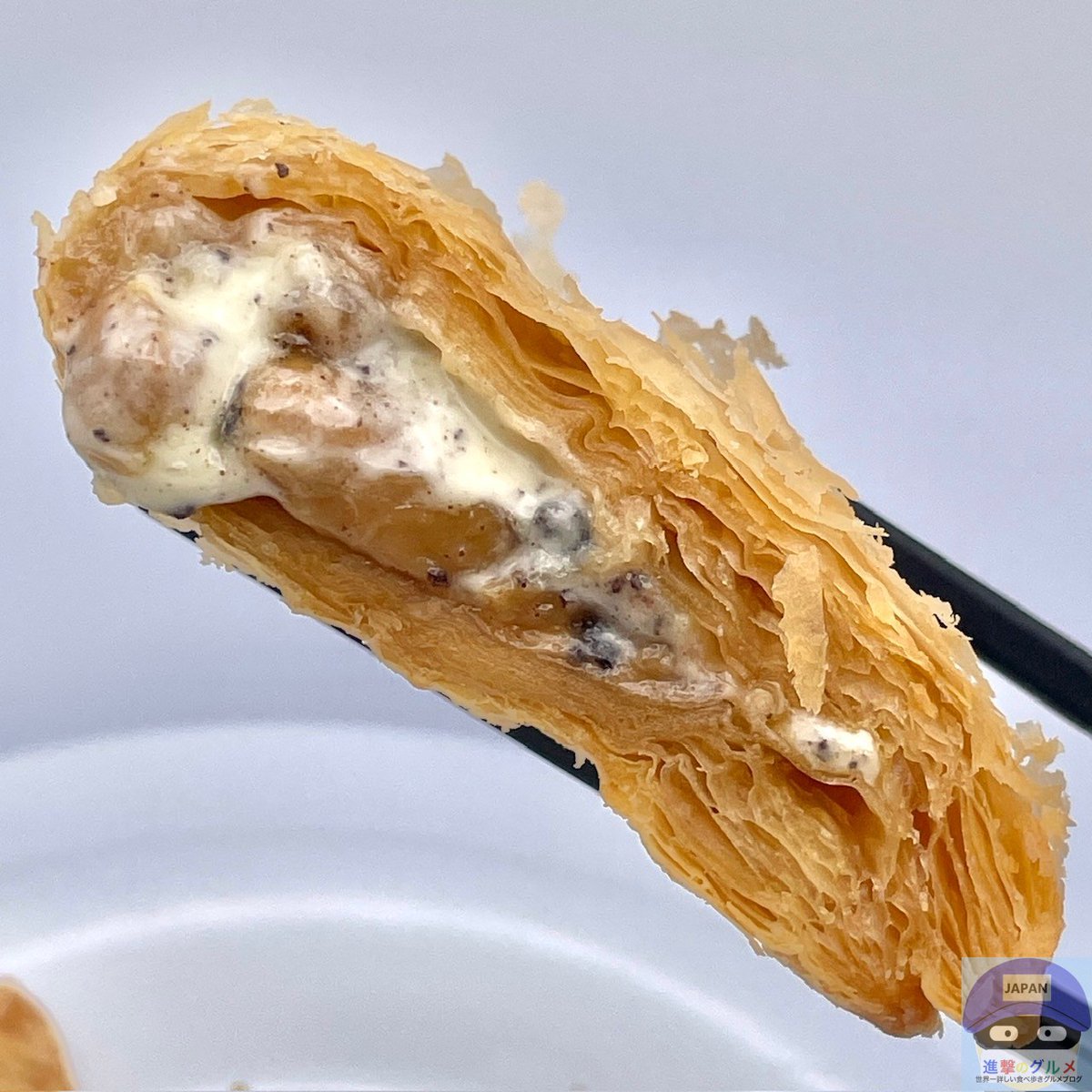 「三角チョコパイ ティラミス（190円）」
2025年11月5日発売、マクドナルドの新商品。
5年ぶりに復活、濃厚なマスカルポーネチーズを使用したチーズチョコ＆コーヒークリームにコーンクラッシュを加え、ザクとろ食感に進化した新作ホットスイーツです。
こだわりの組み合わせでやみつきのおいしさ。