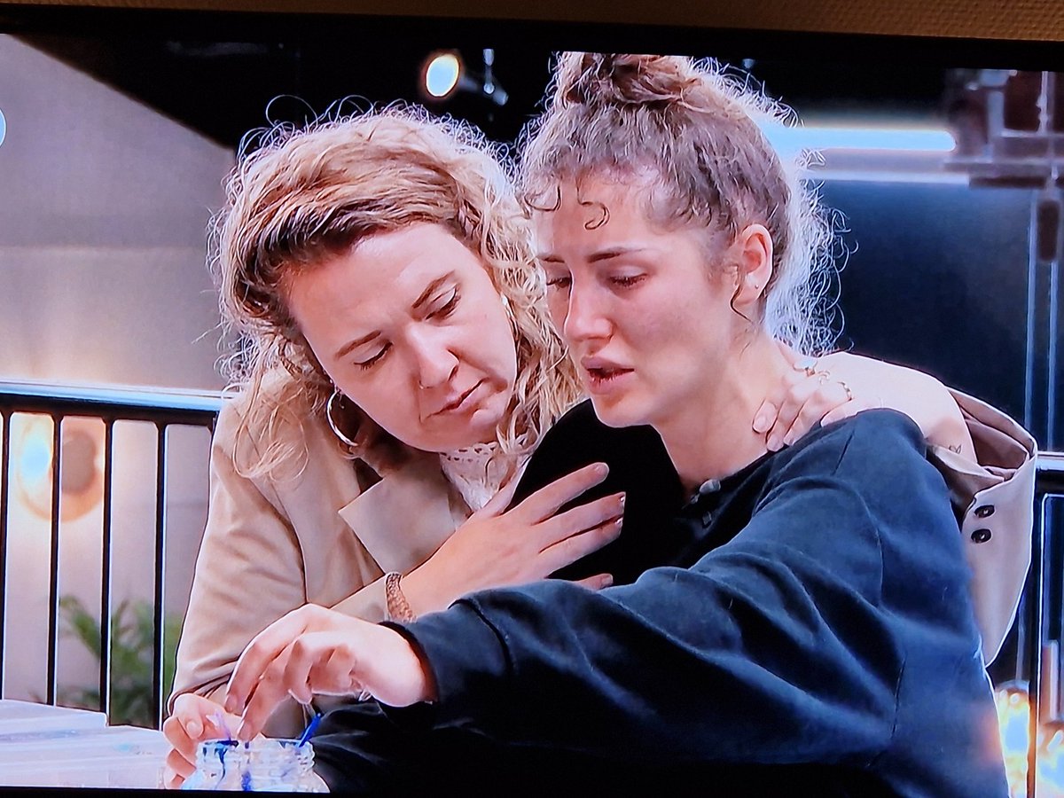 zijopnr11's tweet image. Julia wel echt naar huis.... 

GA DAN!!

#enneemfatimaendaisymee #debondgenoten