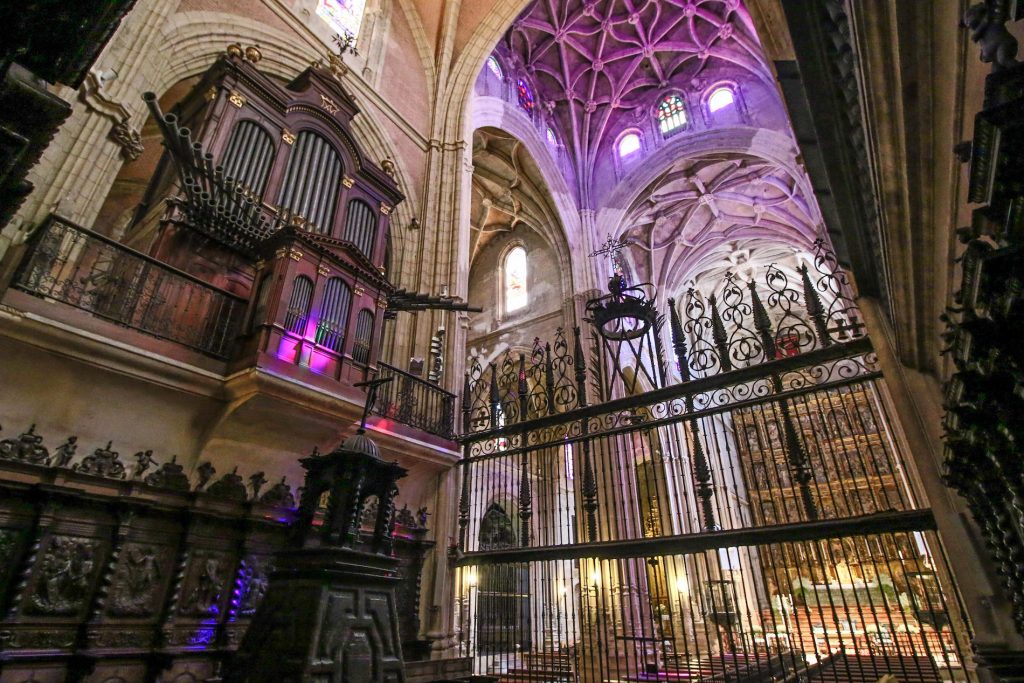 JuanitoNadieSVQ's tweet photo. Esta es una iglesia de una ciudad de 28k. Carmona, Sevilla. https://t.co/PmLyLmiVrD