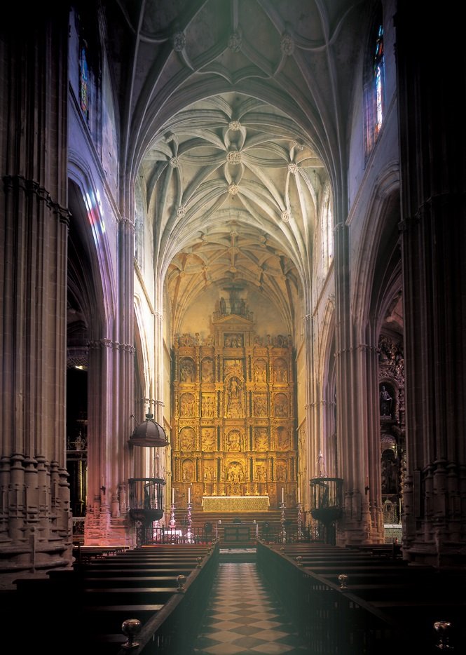 JuanitoNadieSVQ's tweet photo. Esta es una iglesia de una ciudad de 28k. Carmona, Sevilla. https://t.co/PmLyLmiVrD