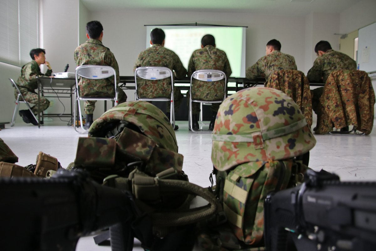 JGSDF_Nayoro's tweet image. #第３即応機動連隊 は、部隊配置された #陸士 などに対し小銃手、機関銃手及び対戦車火器の射手として必要な知識と技能を修得させるため初級軽火器特技検定を行いました。
隊員達は、時折振り込んでくる #雪あられ の中、必要な知識・技能の修得に努めました。
#陸上自衛隊 #自衛隊 #特技  #ＭＯＳ