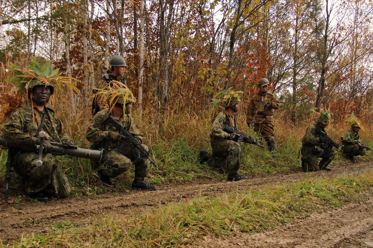 JGSDF_Nayoro's tweet image. #第３即応機動連隊 は、部隊配置された #陸士 などに対し小銃手、機関銃手及び対戦車火器の射手として必要な知識と技能を修得させるため初級軽火器特技検定を行いました。
隊員達は、時折振り込んでくる #雪あられ の中、必要な知識・技能の修得に努めました。
#陸上自衛隊 #自衛隊 #特技  #ＭＯＳ