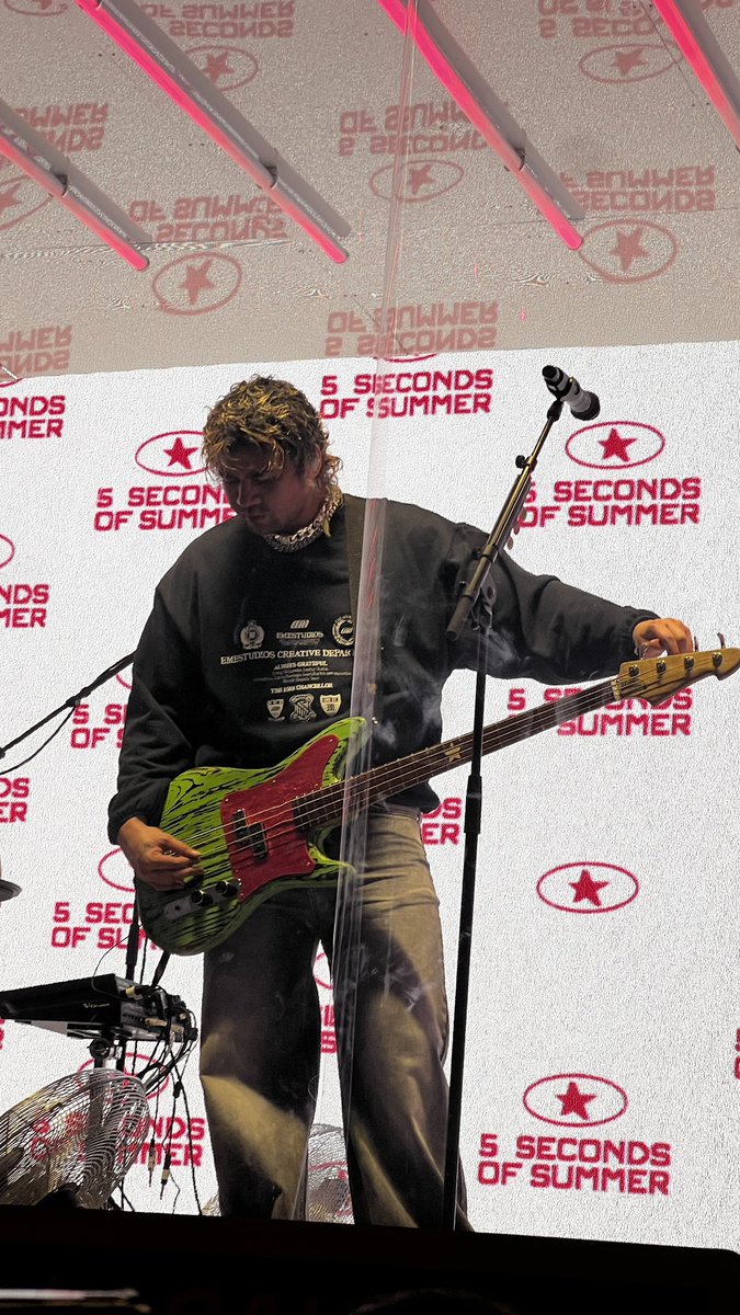 5SOSUpdES's tweet image. ◜📢◞ #INFOSOS — #CalumHood con su nuevo bajo verde con rojo esta noche en Londres 🇬🇧🖤

#EASLondon