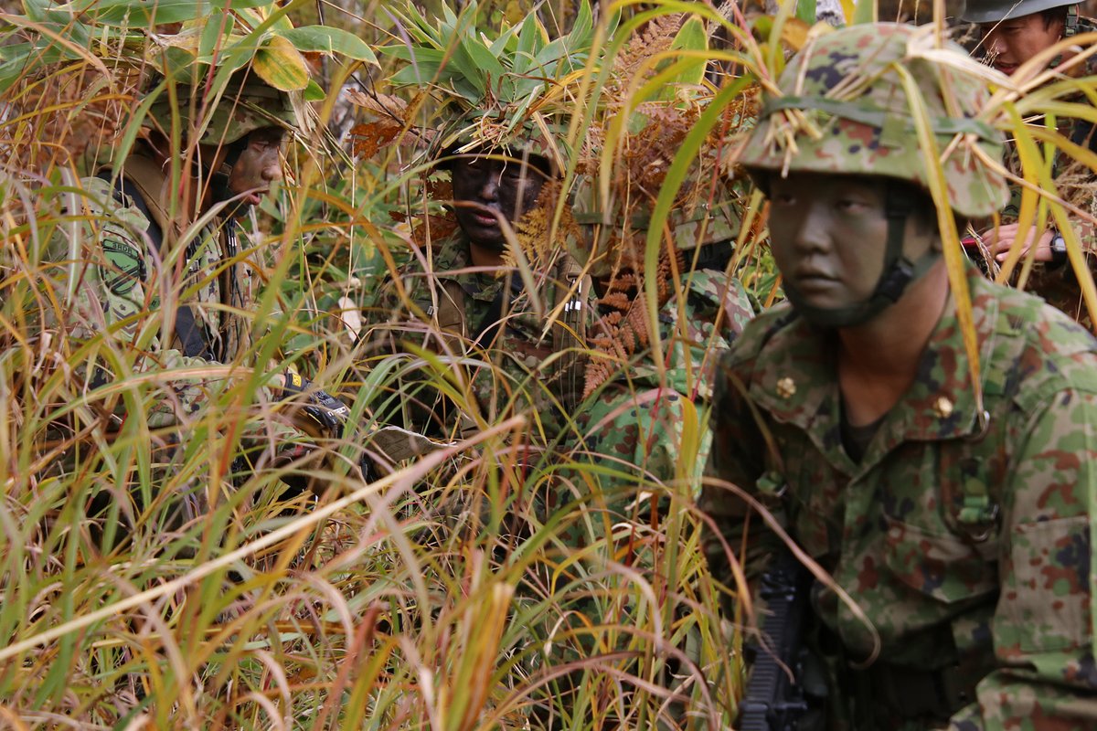 JGSDF_Nayoro's tweet image. #第３即応機動連隊 は、部隊配置された #陸士 などに対し小銃手、機関銃手及び対戦車火器の射手として必要な知識と技能を修得させるため初級軽火器特技検定を行いました。
隊員達は、時折振り込んでくる #雪あられ の中、必要な知識・技能の修得に努めました。
#陸上自衛隊 #自衛隊 #特技  #ＭＯＳ