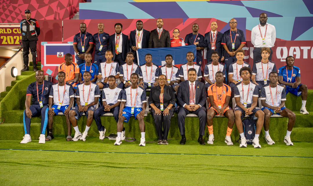 📃 | 𝐂𝐎𝐌𝐌𝐔𝐍𝐈𝐐𝐔É 𝐃𝐄 𝐏𝐑𝐄𝐒𝐒𝐄

Le Président <a href="/Lsaintcyr/">Laurent Saint-Cyr</a> salue le courage et le talent de la jeunesse haïtienne lors du Mondial U-17 au Qatar
Doha, le 4 novembre 2025. — En visite officielle au Qatar, le Président du Conseil Présidentiel de Transition, S.E.M. Laurent