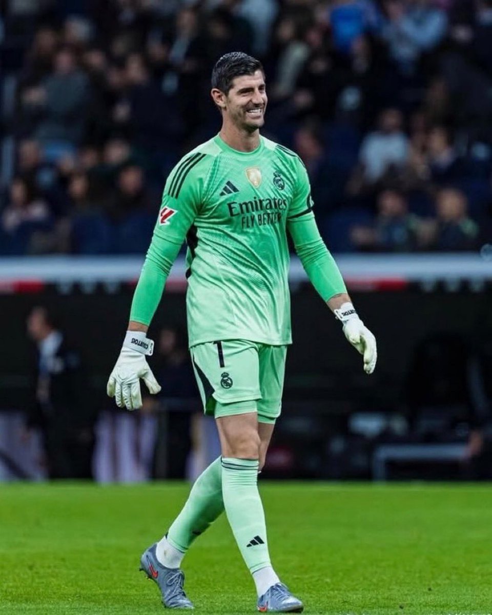 a_derll's tweet image. We lost but no Real Madrid fan will pass without liking this picture of Courtois.

We owe him an apology