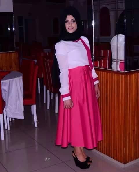 "Kapalıyım diye suskun sanma;
Örtüm altında taşıdığım,
bir öğretmenin sabrı,
bir kadının gücü,
ve Rabbimin rahmetidir.
Üzüntü gelir geçer,
ama imanım hep baki kalır. 🌙✨"