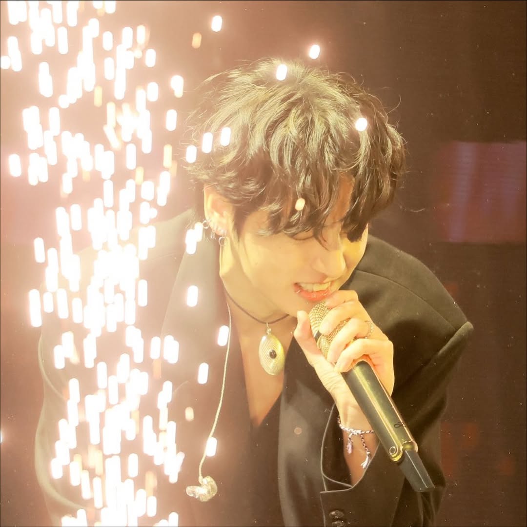 LalaS38582's tweet photo. Parabéns meu amor #Golden JK 2anos álbum 💜💜💜🎉🎉🎊🎊🎊💜💜🤩🤩 https://t.co/f9b3tikG1H