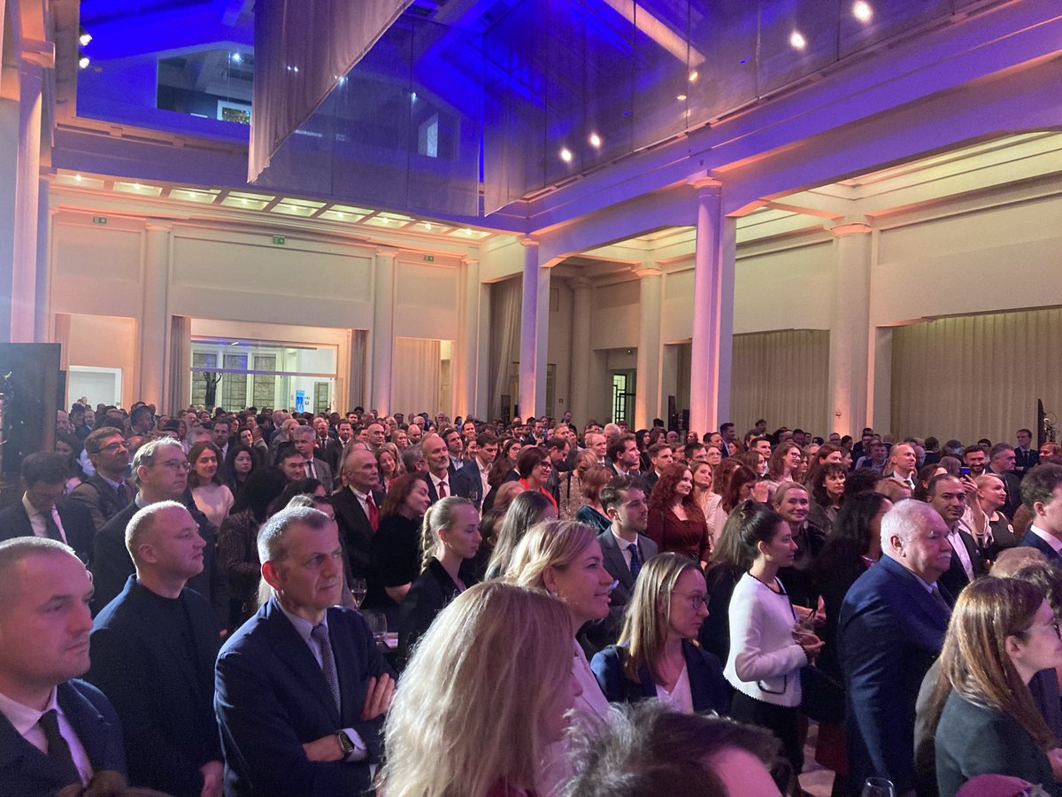A beautiful end of a special day in Brussels. 

Thank you <a href="/MDAmbEU/">Daniela Morari</a> for inviting me to a reception celebrating 🇲🇩🇪🇺 strongest bonds ever, graced by President <a href="/sandumaiamd/">Maia Sandu</a> and Commissioner <a href="/MartaKosEU/">Marta Kos</a>
