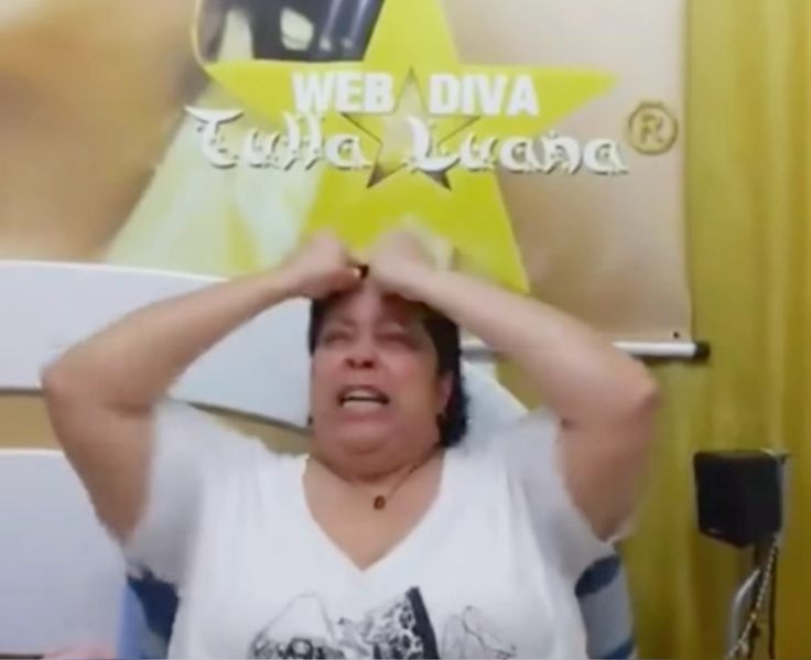 Aquele momento que você entra no post do seu fav e tá ele e as fãs tailandesas com várias frases e um "5555555" no final, mas você não pode rir também pq a tradução pro português tá dando "cavalo de manga que caiu da cadeira"