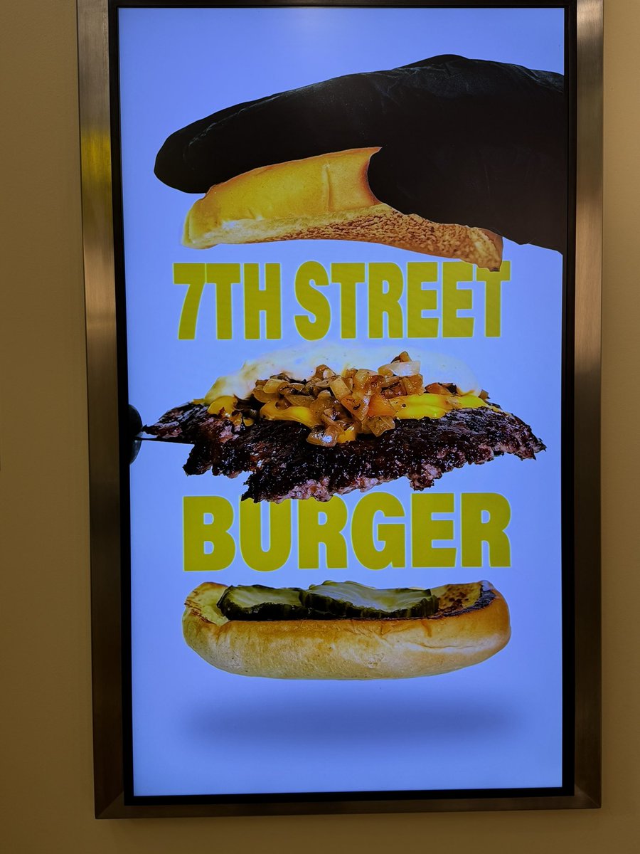 SatoshiIkuta's tweet photo. 最近好きな「スマッシュバーガー」バーガーポイントは程よく食べやすいのが好き。特にパンかな？！旨すぎず硬すぎず。 https://t.co/8wzIci9rha