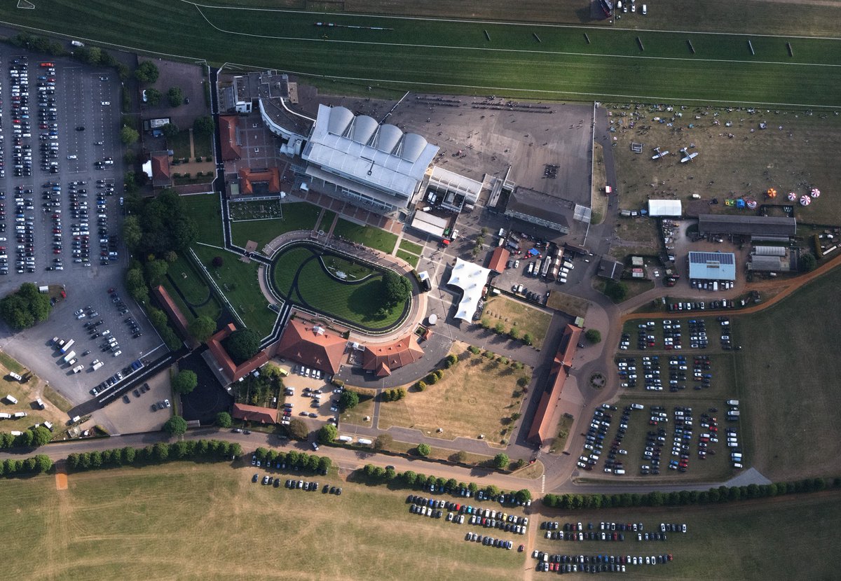 johnfielding001's tweet image. Aerial view of Newmarket’s Rowley Mile Racecourse - first used for racing in the 1600s &amp;amp; still hosting classic races like the 2000 Guineas. Capacity over 20,000, with more than 300,000 visitors to Newmarket’s two courses each year. #Newmarket #Aerial #image #HorseRacing