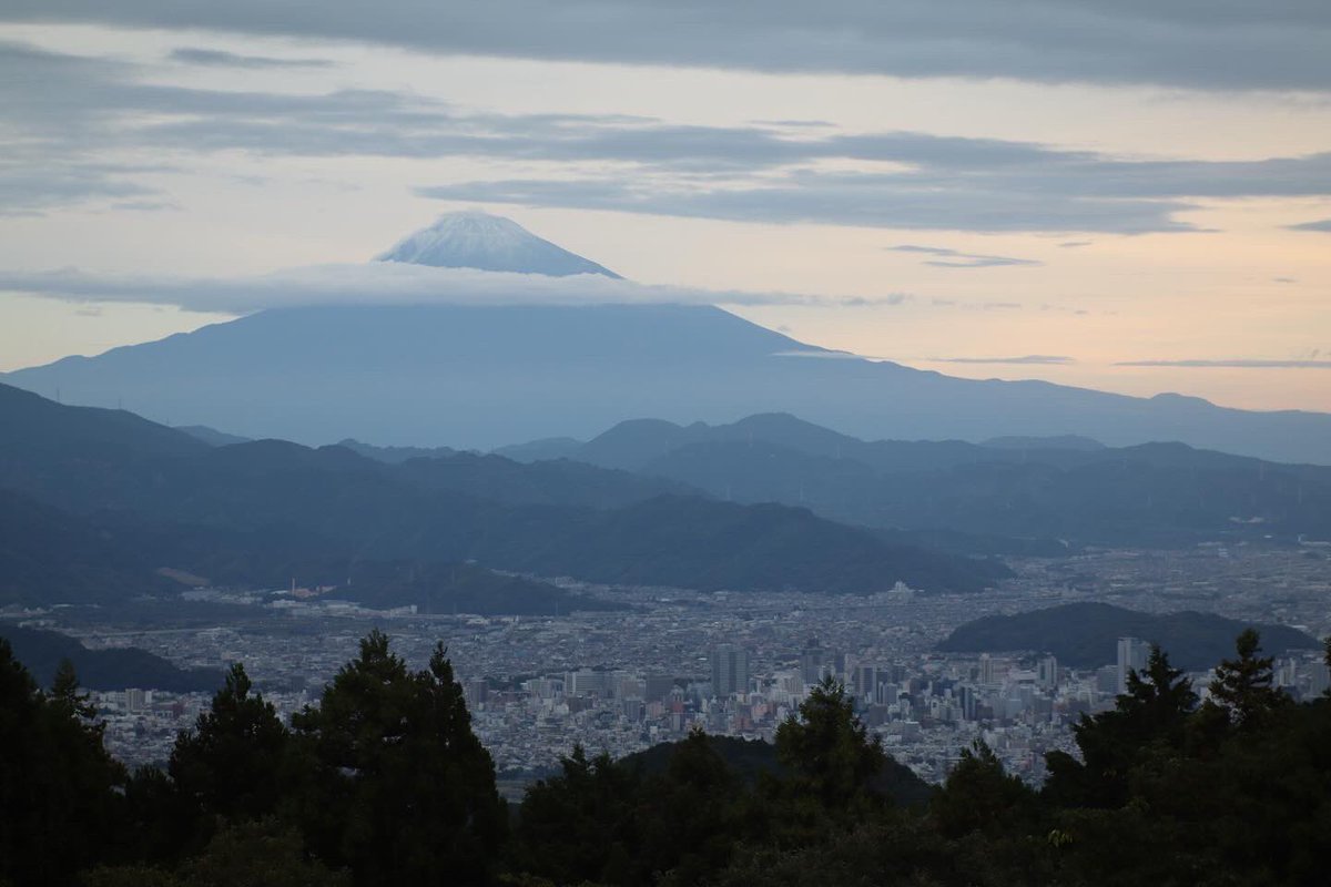 milkbarcojp's tweet photo. おはようございます。
今朝も曇り空ですが、富士山が綺麗に見えています。
ホットコーヒーが沁みます。

#124 #満観峰 #山登り #富士山 #mtfuji #fujisan #花沢 #花沢の里 https://t.co/rGhbZX6PKW