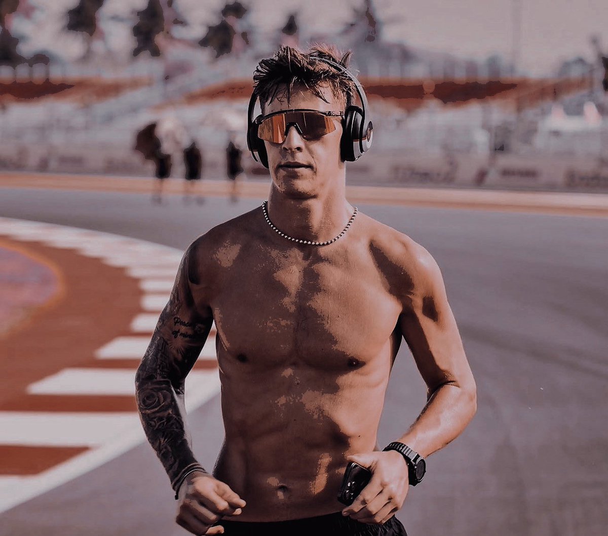 rexceleritatis's tweet image. i’m the ex you never get over