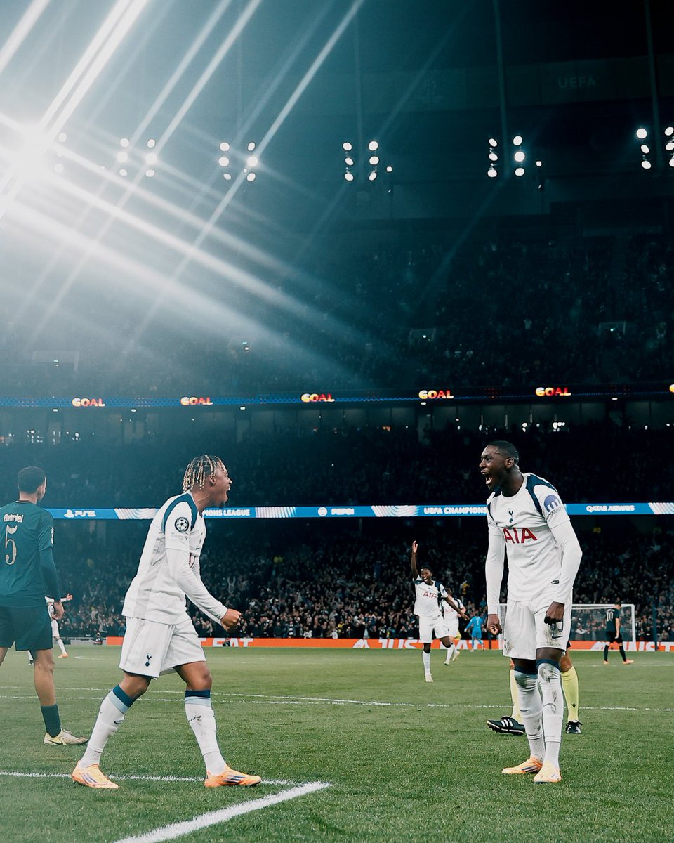 Les_Frenchys's tweet photo. ⚪🇫🇷 Les Frenchys en feu avec Tottenham ! 🏴󠁧󠁢󠁥󠁮󠁧󠁿🔥

Wilson Odobert (ex-PSG, Troyes) inscrit son 1er but en Ligue des Champions, servi par Randal Kolo Muani (ex-PSG, Nantes) 👏

Une première aussi pour l’attaquant, auteur de sa 1re passe décisive dans la compétition 💫

#TOTCPH #UCL https://t.co/Nzkw2KrfsB