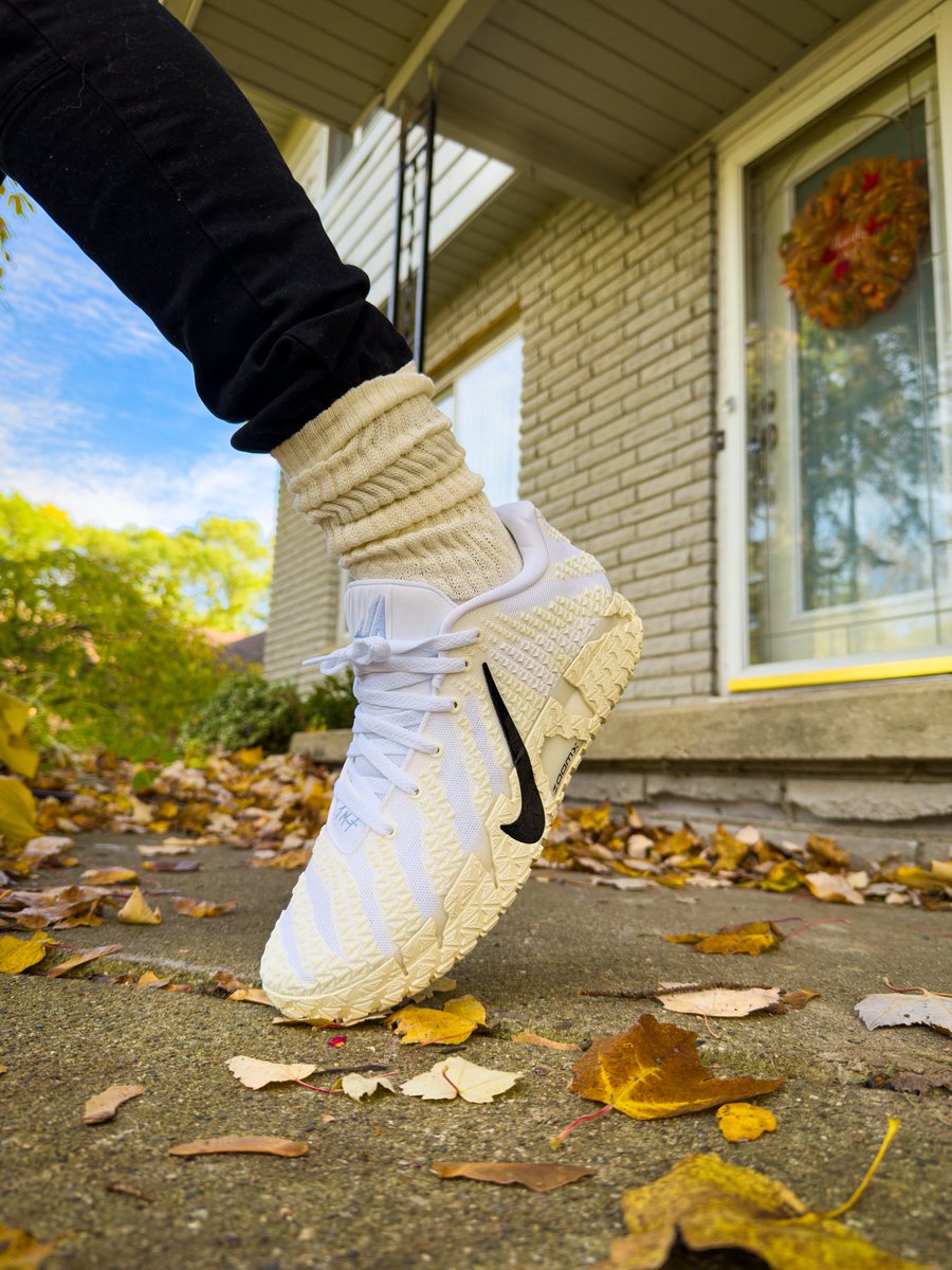 Sneaker_Cowboy's tweet photo. Weather held up nice on this Fall day #unds #kotd #kickcheck #snkrs #snkrsliveheatingup #shoessofresh #yoursneakersaredope #snkrskickcheck #wearyoursneakers #nike #jamorant #iphonephotography https://t.co/iWVQrrQSR2