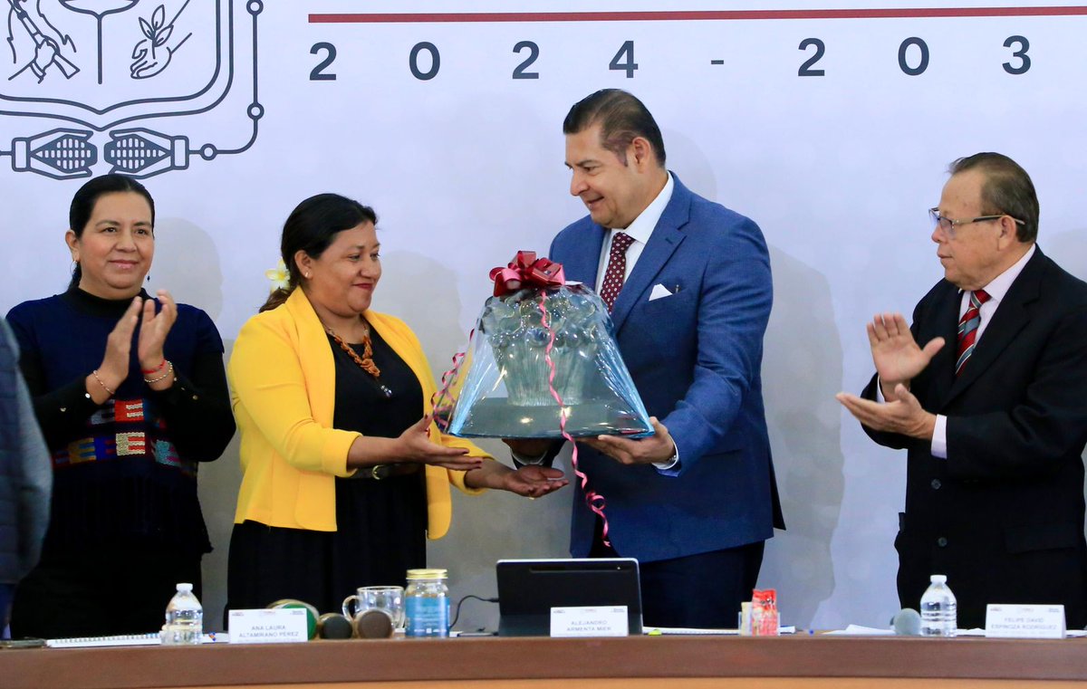 TodoCholulaMX's tweet image. 🕯️ La poblana Yanet Mendoza Flores, originaria de Santa Inés Ahuatempan, obtuvo el segundo lugar en el certamen internacional “Calaveras que Cruzaron” con su obra “Mi hermano migrante”. ❤️

#TalentoPoblano #CulturaMexicana #AlejandroArmenta