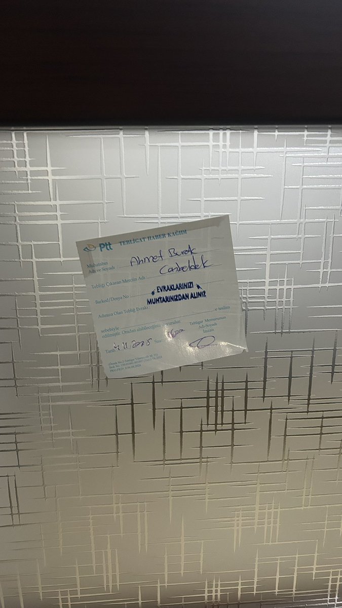 kardeşime tebligat gelmiş (odasının kapısına)