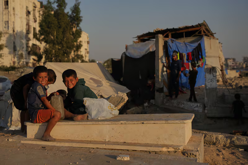 sajjadkazmi946's tweet image. #Palestinian children in #GazaCity are returning to schools that have reopened during the ceasefire between #Israel and Hamas. According to Gaza authorities and humanitarian organizations, at least 20,000 Palestinian children have been killed in the conflict.