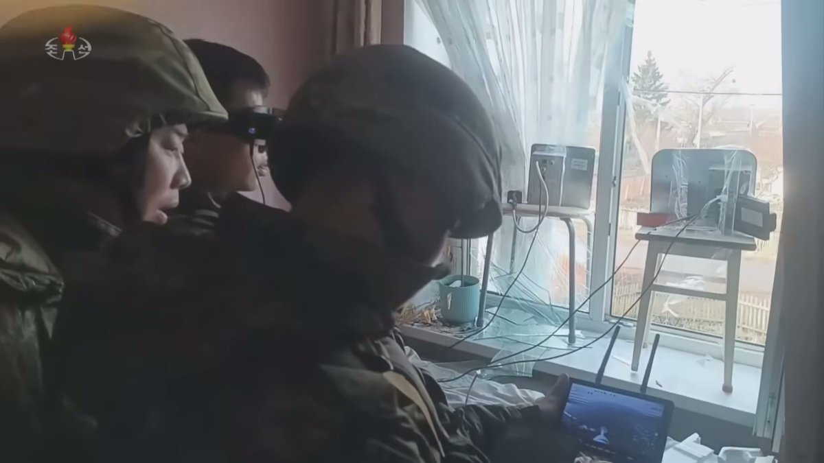 API_Ukraine's tweet image. 「海外軍事作戦」としてクルスク戦に派兵された朝鮮人民軍。ウクライナ軍のドローンに苦しめられた一方で、ロシア軍からドローンの運用を学んだとみられる。北朝鮮公表なので、実戦か再現映像かは断定できませんが映像にはドローンを扱う人民軍兵士の姿も