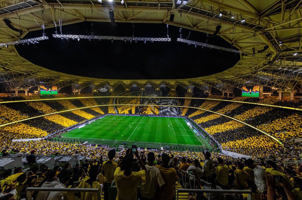 #المدرج_ملك_العشاق 🟡⚫️
ما اعرف الموضوع واسبابه وعشان أكون صادق أيضًا مايهمني معرفة السبب لكن المهم بالنسبة لي أن مدرج #الاتحاد يشكل عامل مؤثر وكبير جدًا في كل مباراة داخل وخارج جدة؛ وكل مقعد في هذا المدرج له تأثيره وقيمته ووزنه ولابد ما تتكرر الأخطاء السابقة مهما كانت المبررات!