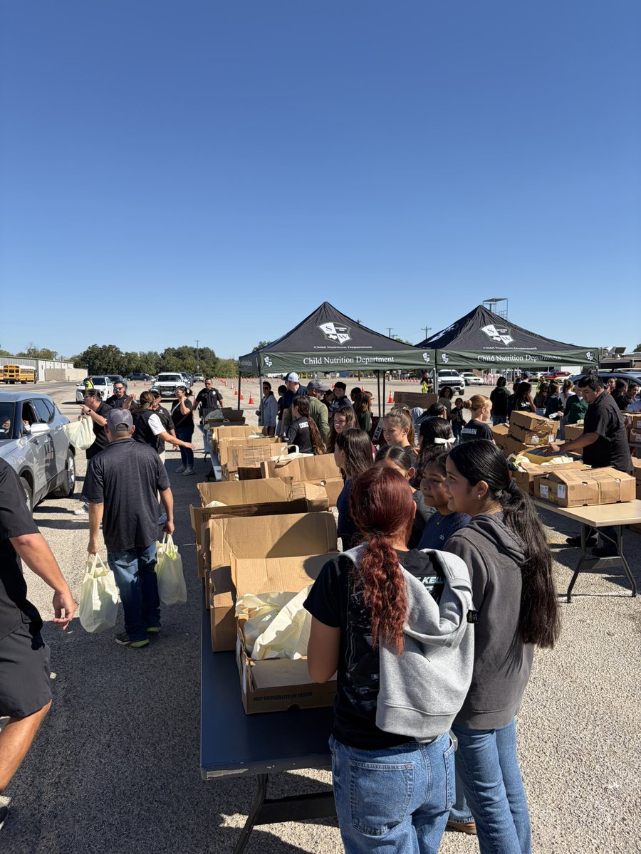 swisd_mcn's tweet photo. Our Challenger SALT members spent their day off volunteering to help with the SW Turkey Distribution! π¦πͺ
Thank you for showing what true service looks like!
Shout out Coach Garcia & Coach Chessher for guiding our group during this event! β€οΈπ€
#ChallengerPride #StudentLeaders https://t.co/XcFq5O0EvN