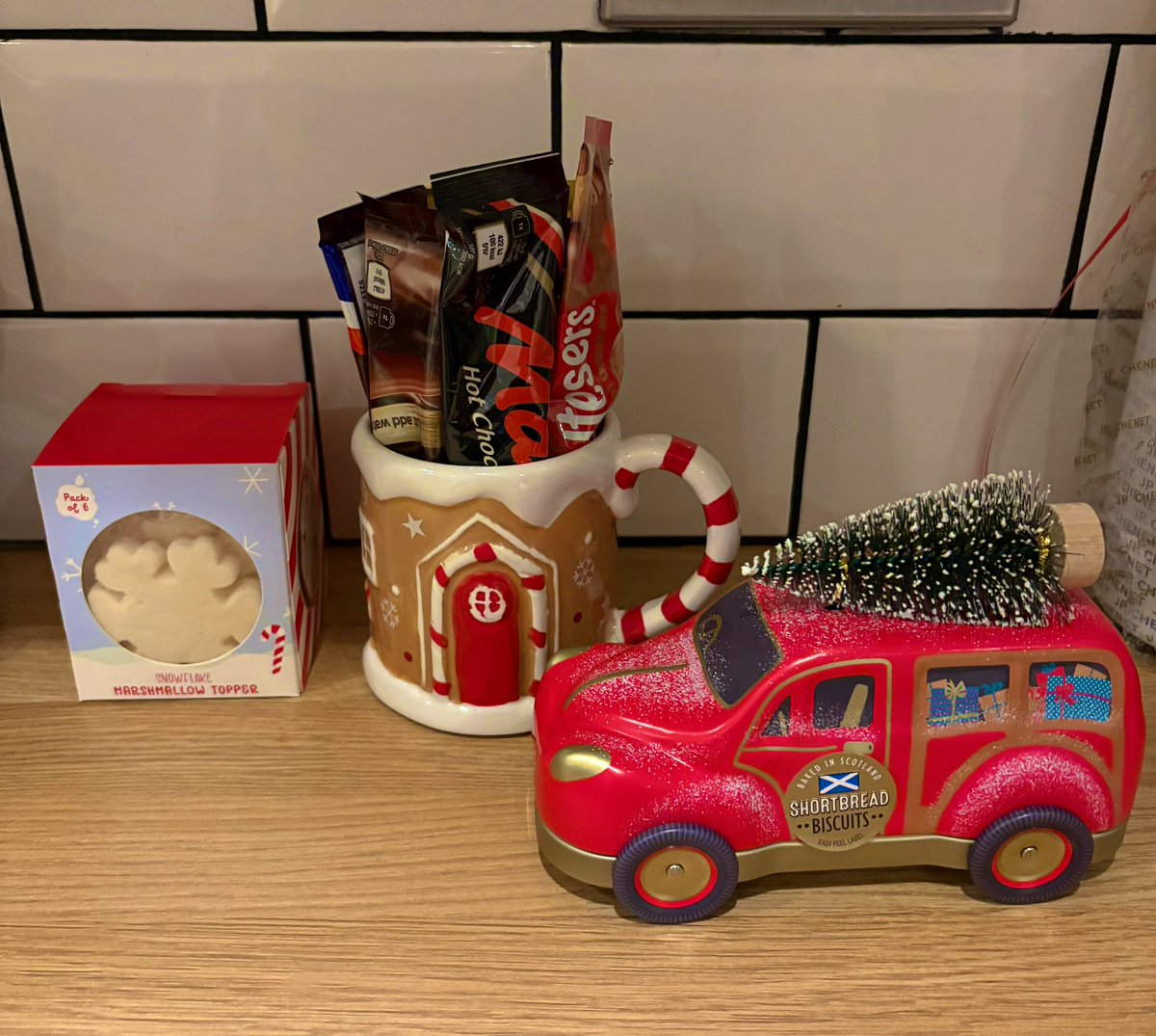Spooky season is sadly over, so we went to Home Bargains where we picked up a bunch of reduced autumn decor for next year, along with some lovely new Christmas decorations. I got some bits for a mini hot chocolate station 🥰