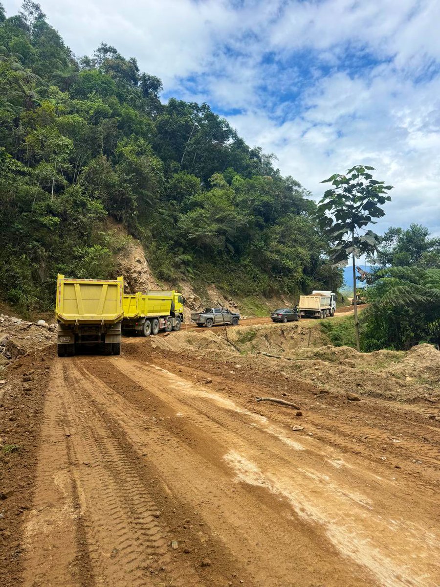 CafeRadioEc's tweet image. 🟠📻🇪🇨 Concluye la intervención de mejoramiento del segundo tramo del  #IVEjeVial, gracias al trabajo conjunto de la empresa privada #ArmendiConst y el gobierno cantonal de #Chinchipe.