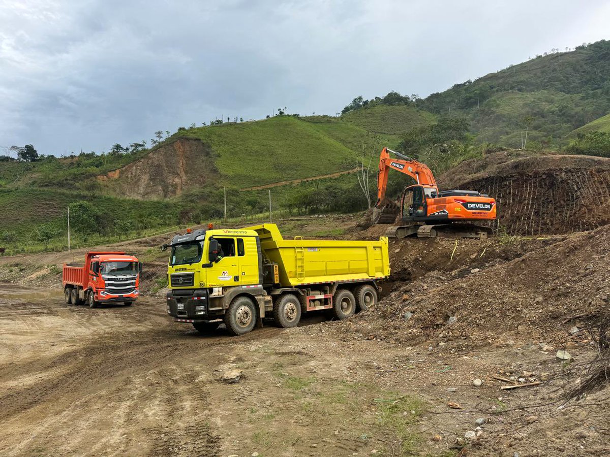CafeRadioEc's tweet image. 🟠📻🇪🇨 Concluye la intervención de mejoramiento del segundo tramo del  #IVEjeVial, gracias al trabajo conjunto de la empresa privada #ArmendiConst y el gobierno cantonal de #Chinchipe.