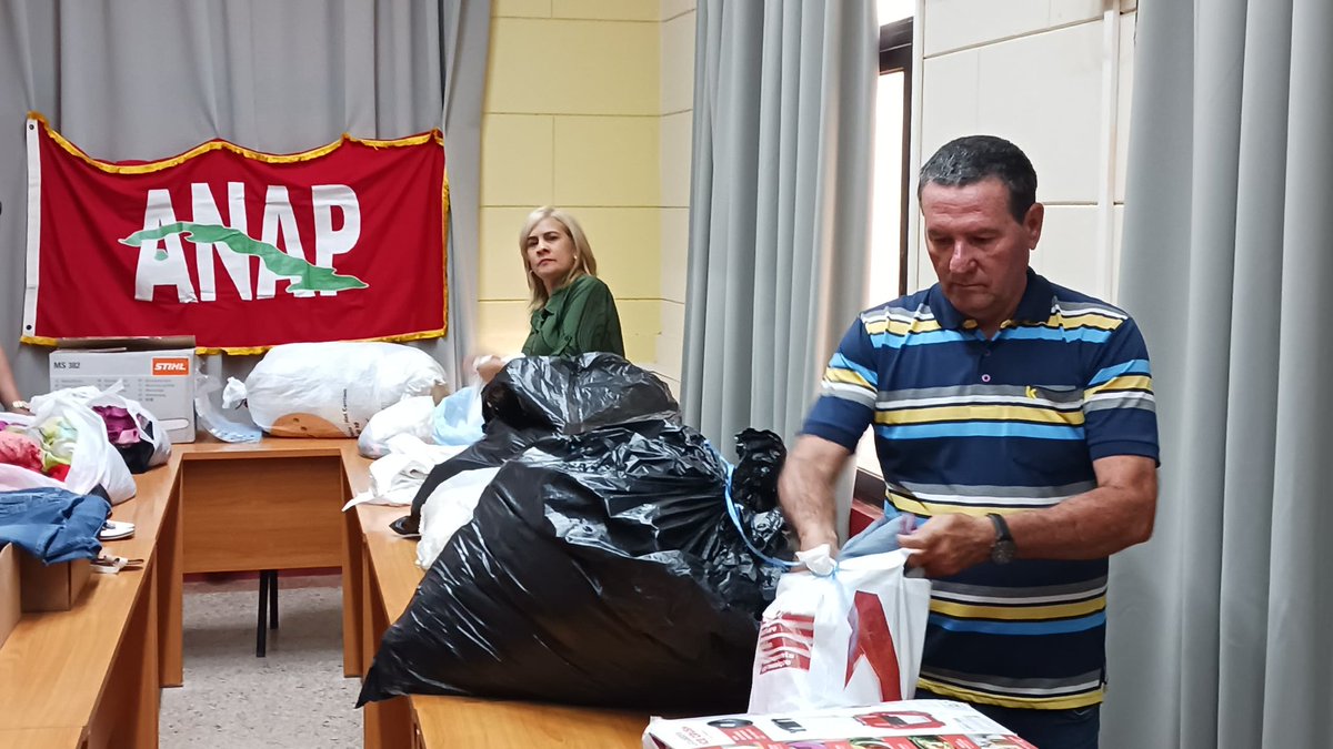 FelixDuarteOrte's tweet photo. Continúan los gestos de solidaridad de los campesinos cubanos para apoyar a las personas damnificadas con el paso del huracán Melissa por las provincias del oriente del país, más de 400 cooperativas han entregado productos alimenticios y otras donaciones.#ANAPCuba https://t.co/uya01SWZ6y