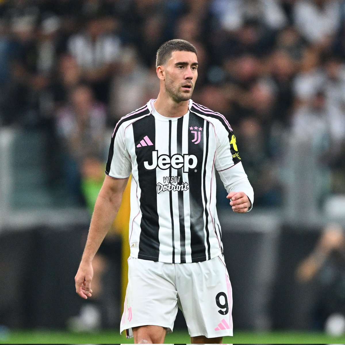 Vlahovic:" Ho chiesto il cambio io, ho sentito un fastidio. Sto dando tutto me stesso e sono dispiaciuto di non aver aiutato la squadra fino alla fine della gara. Sabato c'è il derby da portare a casa, io adesso non penso al contratto, sono concentrato sul presente"