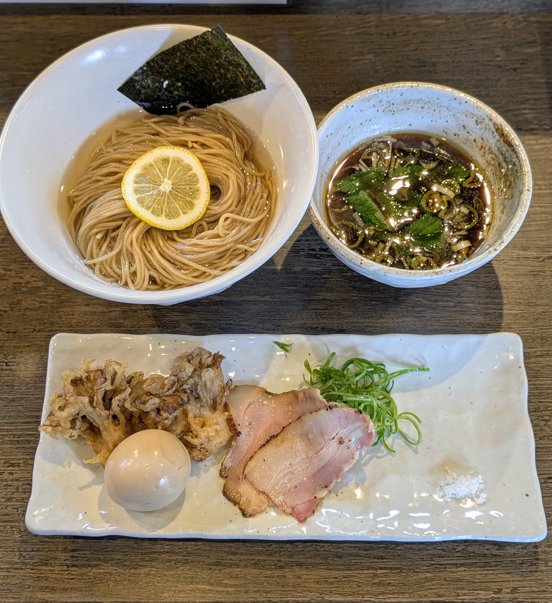 【らーめん楓】
トリュフ香る舞茸とくるみの昆布水つけ麺
＋奥久慈味玉
昆布水に浸かったライ麦入り自家製麺はコシがありそのまま食べても最高✨
トリュフ香るつけ汁に浸けて食べたら至福のひととき🫶
くるみ入りの舞茸の天麩羅もサックサク💕
めちゃ美味かったです♡
ｺﾞﾁｿ━(人 'ч'｡)━ｻﾏｯ❣️