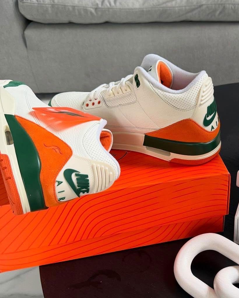 SoleRetriever's tweet photo. THE HEIST: According to SoleFly, a shipment of its Air Jordan 3 collab was stolen while in transit to Nike’s Memphis-based distribution center.

“All of the pairs out there right now are stolen.” 😳

Full statement below ⬇️ https://t.co/OrhBKTy2kg