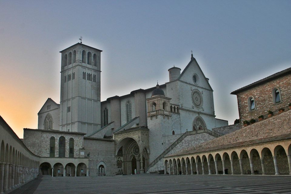 Buon inizio dell'#Avvento e buona #Domenica.

Andiamo con gioia incontro al Signore!

#Assisi #Basilica