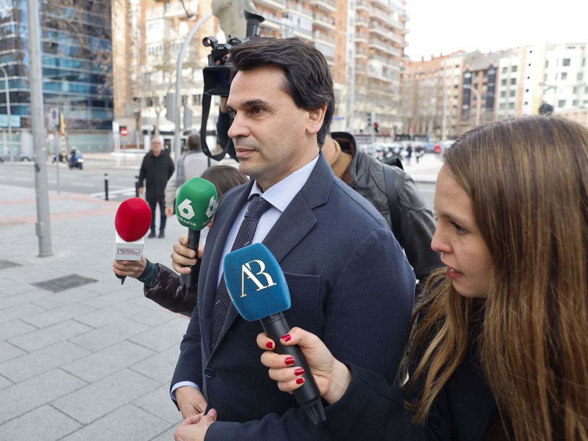 zabaladelaserna's tweet photo. Necesito que me expliquéis cuál de estos cuatro señores es el novio de Isabel Díaz Ayuso. https://t.co/QbdZQkMnlc