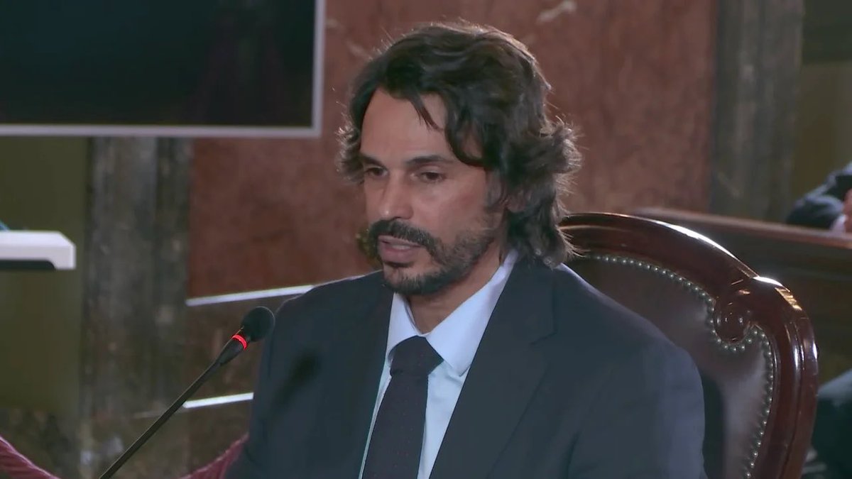 zabaladelaserna's tweet photo. Necesito que me expliquéis cuál de estos cuatro señores es el novio de Isabel Díaz Ayuso. https://t.co/QbdZQkMnlc