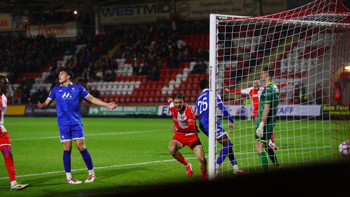 khfcofficial's tweet photo. This guy tonight 💪

📸 Ade Hoskins

#Harriers 🦅 https://t.co/qaP9TAPJdg