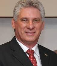 MayraDo57466678's tweet photo. #CubaEstadoFallido 
Carta abierta al dictador Díaz-Canel, presidente de la República de Cuba
                   Por Jorge L Leon.
                   Historiador e investigador.

Esta carta no busca diplomacia, sino verdad. Será clara, dura y firme, porque la realidad de Cuba me obliga a hablar sin rodeos.
Señor Díaz-Canel, el pueblo cubano lo conoce bien: usted no tiene vergüenza, ni carisma, ni decoro alguno. Su paso por el poder ha sido una larga cadena de engaños, mentiras y promesas incumplidas. Sabemos de su incapacidad intelectual y de su absoluta falta de principios y de valor moral.
Pero más allá del desprecio que inspira su figura, la tragedia nacional que hoy vivimos exige una acción inmediata. El país entero está sumido en un colapso sanitario sin precedentes. Declarar una emergencia nacional y permitir ayuda humanitaria internacional no es una concesión: es un deber moral.
Las funerarias están desbordadas. Los cadáveres se acumulan en cámaras sin frío o en pasillos sin espacio. Familias enteras deben esperar días para enterrar a sus muertos. No hay ataúdes, no hay flores, no hay carros fúnebres.
Los hospitales —que alguna vez fueron símbolo de orgullo nacional— se han convertido en lugares de desesperanza. No hay camas, ni sábanas, ni oxígeno, ni medicamentos básicos. Los pacientes yacen en los pasillos, sin suero, sin calmantes, sin una mano médica que pueda salvarlos. La muerte ronda en silencio cada sala, cada barrio, cada hogar.
Mientras tanto, el régimen falsea las causas de los fallecimientos, registrando infartos o neumonías donde hay una epidemia oculta. Mentir para encubrir una tragedia sanitaria es un crimen de Estado.
Usted, Díaz-Canel, lleva años repitiendo la misma farsa: “el próximo año será mejor”. Pero el pueblo ya no cree. El pueblo recuerda, sufre y padece. Y la memoria de los cubanos será su peor enemigo, porque no olvidará quién condenó a un país entero a morir sin esperanza.
Le queda, quizás, una última oportunidad para comportarse como un ser humano. Póngase, aunque sea por un instante, en la piel de ese cubano que busca medicinas entre la basura, que entierra a su madre sin ataúd, que respira sin oxígeno y sin fe.
Tenga un mínimo de dignidad.
Asuma su responsabilidad.
Declare de inmediato una emergencia sanitaria nacional y permita la ayuda internacional, especialmente la de los Estados Unidos, antes de que el desastre se vuelva irreversible.
Hágalo ahora.
Mañana será demasiado tarde.
Y si aún le queda una gota de vergüenza, que sea esa la que lo impulse a frenar esta hecatombe antes de que su nombre quede grabado en la historia como el de un criminal de lesa humanidad.