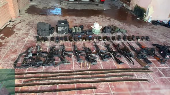 Pur0Culichi's tweet photo. Los popeyes le pegaron al N4rc0.
S1car10s de alguna de las facciones se sintieron gallitos y se agarraron a balazos con la marina, los uniformados les respondieron deteniedo a 13 gatilleros con sus 4rmas y equipo táctico.
#Culiacán #Sinaloa #enfrentamiento #CdS #mayitos https://t.co/8tQXpkhP6y