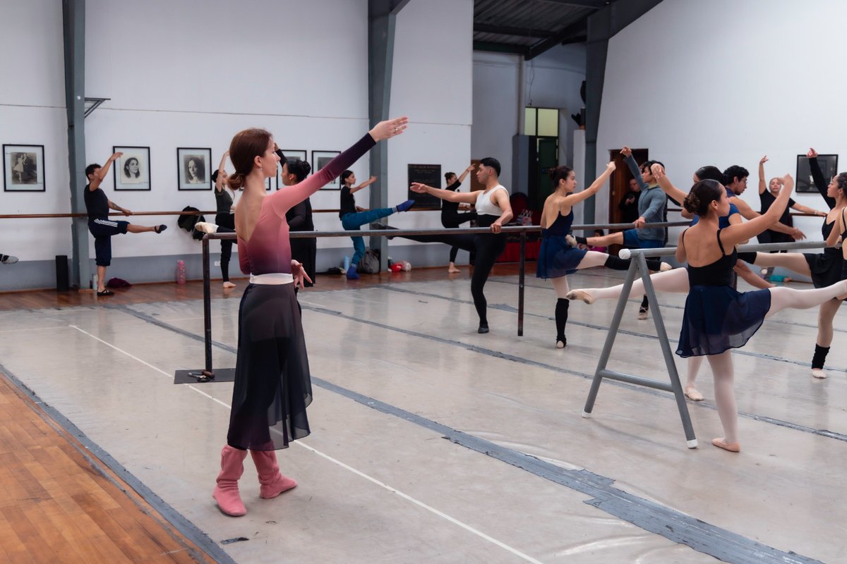 #Guatemala | 🩰✨ La bailarina y maestra rusa Lina Sheveleva, impartió la primera clase intensiva de técnica clásica a las y los integrantes del <a href="/BNC_Mertins/">Ballet Nacional Christa Mertins</a>, a las alumnas graduandas y alumno de la Escuela Nacional de Danza “Marcelle Bonge de Devaux”.