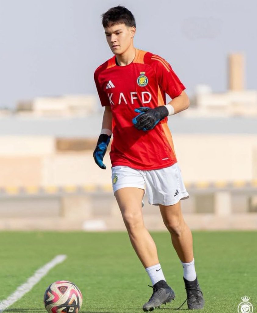 يبدو أن الموضوع باختصار :
سنمنح ولدك عقد ضخم وانت ضبطنا بالحكام 🤷🏻‍♂️ 
#فساد_لجنة_الحكام