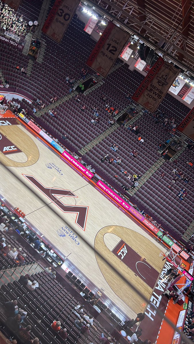 robackthree's tweet image. I’m sure there’s nothing more important going on right now in the state of Virginia, so come and join myself and @landonweaverr for the women’s hoops tipoff live from Cassell Coliseum! 5:45 P.M. EST for pregame coverage! 

3304sports.mixlr.com/events/4644356