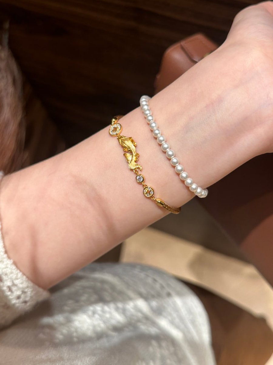 Anne_032ie's tweet photo. I heard my koi fish bracelet is all the rage. 💅 https://t.co/AjkPmTqlkL