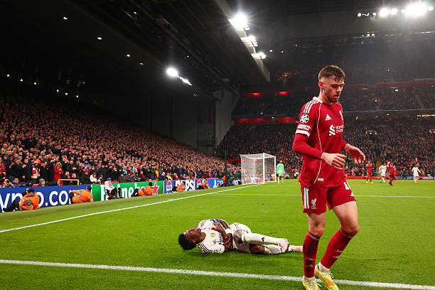 BouafifNour's tweet photo. We're used to seeing Vini dominate Trent in every Liverpool VS Real Madrid game but Bradley did an amazing job on him today. The cover from Szoboszlai definitely helped, but he still handled all his duels brilliantly, Vini looked completely toothless against him. https://t.co/LdMT7WV7k1