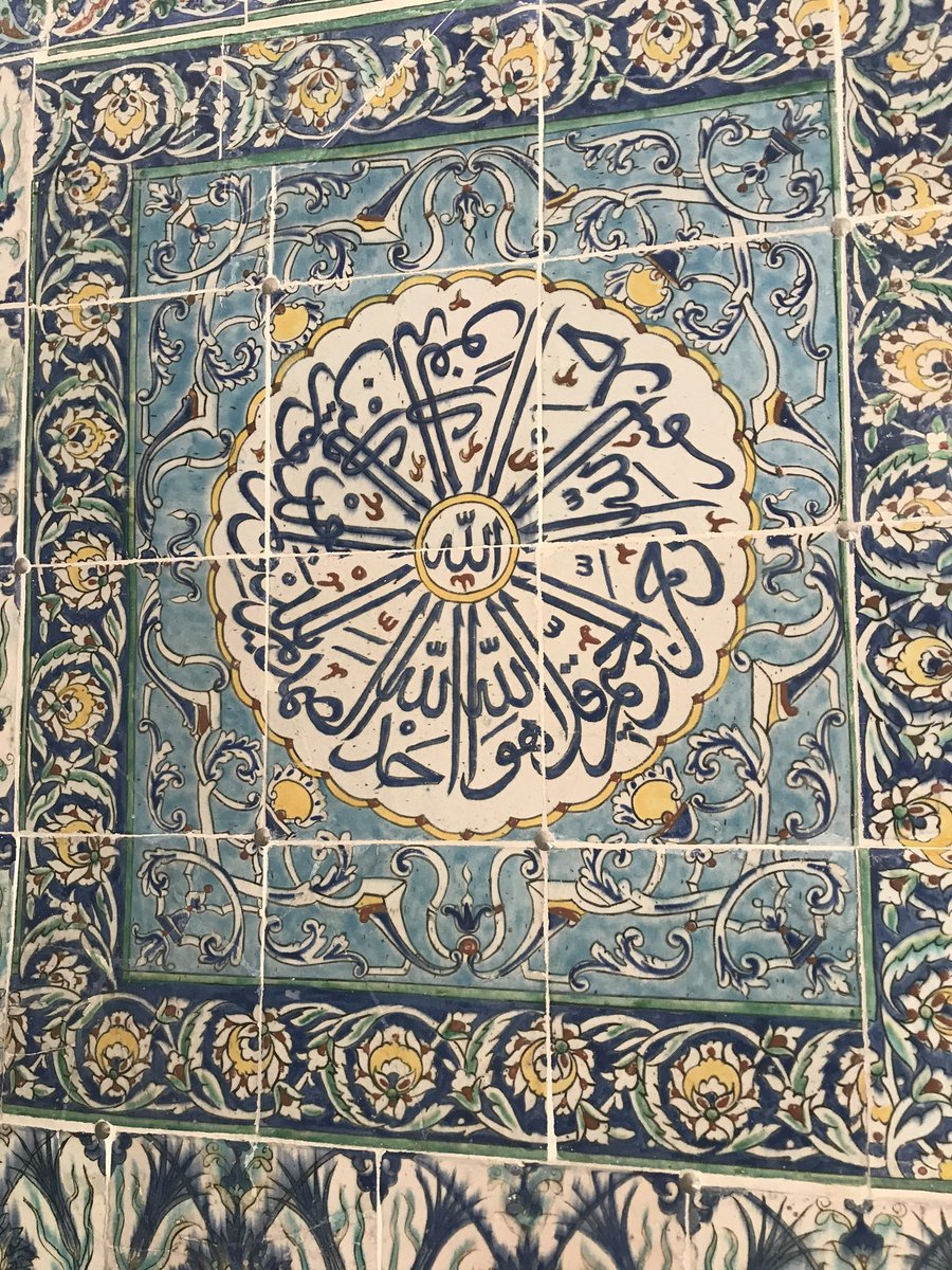 Topkapı Sarayı Harem'de İhlas Suresi yazılı çini pano.